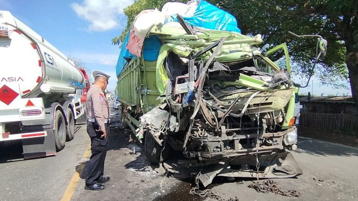 警方调查德马克涉及公共汽车和福索卡车的事故原因,造成1人死亡