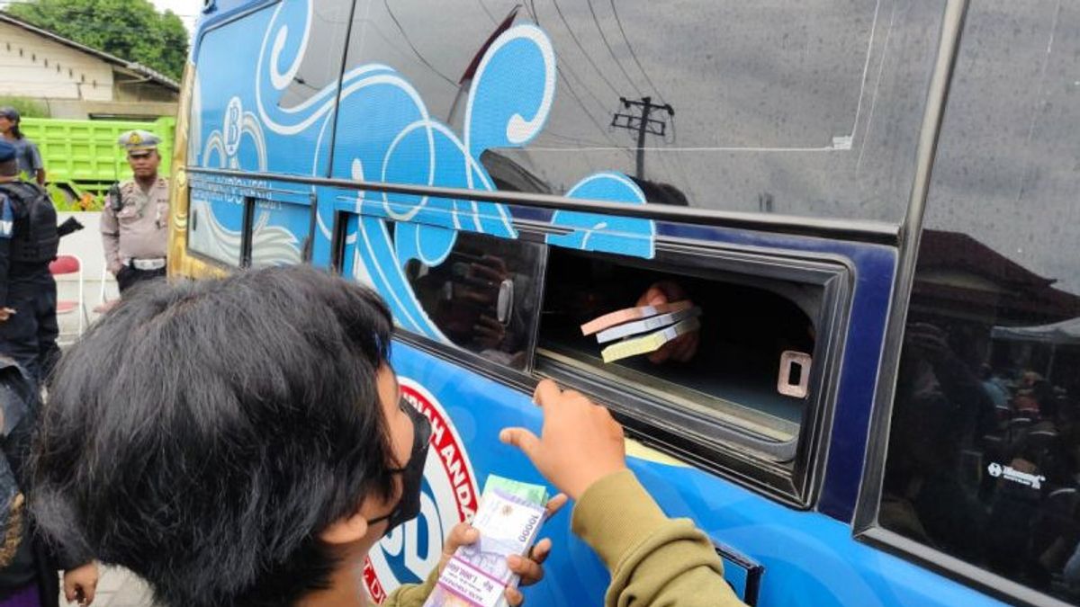 Satpol PP Surakarta Tertibkan Pedagang Uang Baru di Jalan Raya
