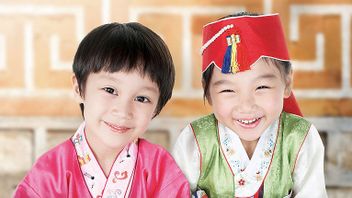 子供の日を祝って、韓国のアーティストは愛らしい子供時代の写真を披露