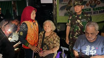 Seharian Diguyur Hujan, Banyak Lansia di Kembangan Terjebak Banjir Dalam Rumah 