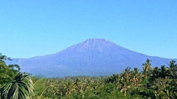 Had Closed Due To Bad Weather, Mount Rinjani Climbing Reopened April 1