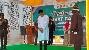 Tertangkap Main Judi, 2 Mahasiswa di Aceh Dihukum Cambuk