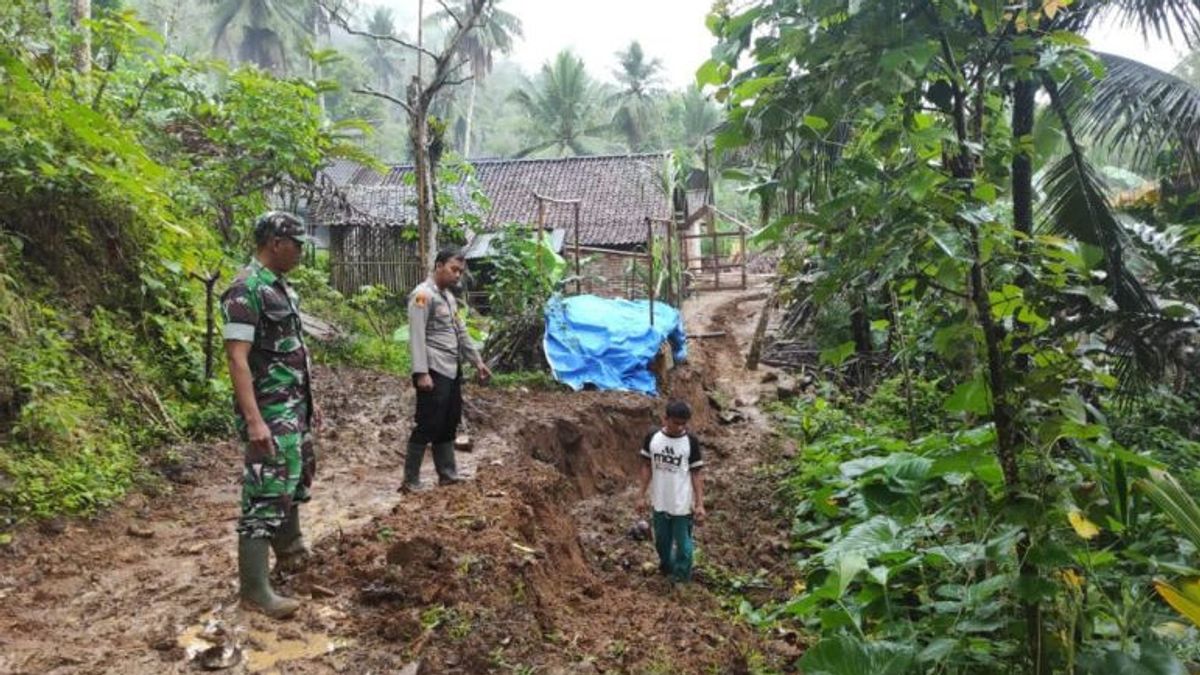 LandSHrench Hundreds Of Metres Occurs Near Settlements In Trenggalek