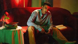Aziz Hedra Rilis 'LESSON' sebagai EP Debut, Sajikan Berbagai Fase Cinta dan Relationship