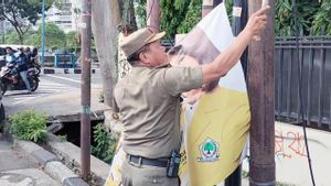 Satpol PP Tertibkan Spanduk Parpol di Pinggir Jalan Atas Aduan Warga