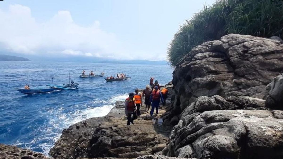 Joint Officers For The Outer Island Patrols Anticipate Fish Theft