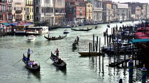 Nekat Berselancar di Grand Canal Venesia: Dua Turis Didenda, eFoils-nya Disita