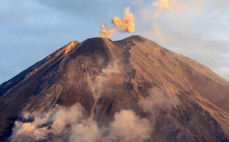 Gunung Semeru Erupsi, Muntahkan Abu Setinggi 1,5 Km