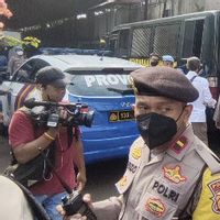 Ferdy Sambo's First Trial: Putri Chandrawati And Kuat Maruf Are Cuffed In A Prisoner's Car