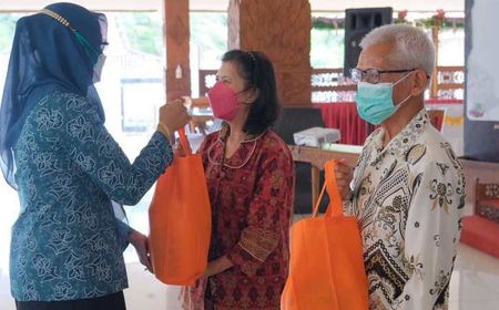 105 Lansia Jemaah Gereja dapat 'Kado Natal,' Ketua PKK Magelang: Semoga Merayakan Natal Penuh Hikmat dan Cinta Kasih