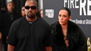 Kanye West Tuai Kontroversi Setelah Jual Kaus Bergambar Lambang Nazi