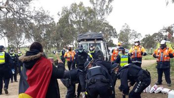 Les Autochtones D’Australie Expulsés Pour Des Routes, Les Résidents Protestent