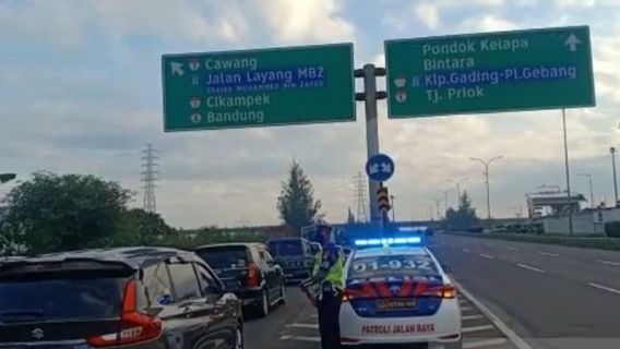 Padat Libur Lebaran, Antrean Menuju Jembatan Layang MBZ Mengular Hingga 1 Km.