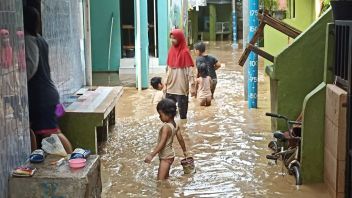 مطبخ منزلي مغمور بالمياه ، ضحايا فيضانات نهر Ciliwung يحصلون على مساعدات غذائية