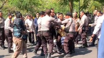警察がデモ隊の学生の警備員と従業員の事件を調査