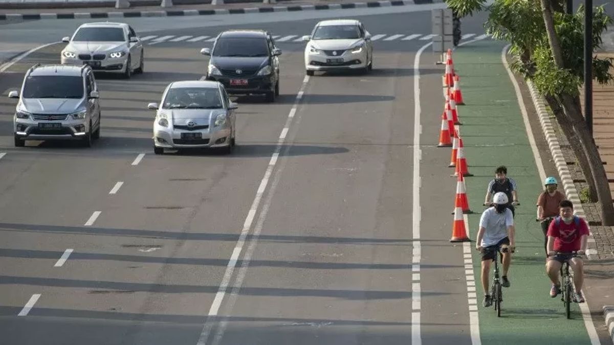 Cyclists Insist On Entering The Fast Line Of Jalan Sudirman, Transportation Agency Reminds The Danger Of Accidents