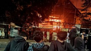 Situasi Terkini Amuk Massa, Kantor DPRD Sulsel Dibakar