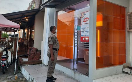 Entah Ngadem Atau Mabuk, Bule di Bali Ini Tidur di Gerai ATM, Bila Menggelandang Bakal Dideportasi