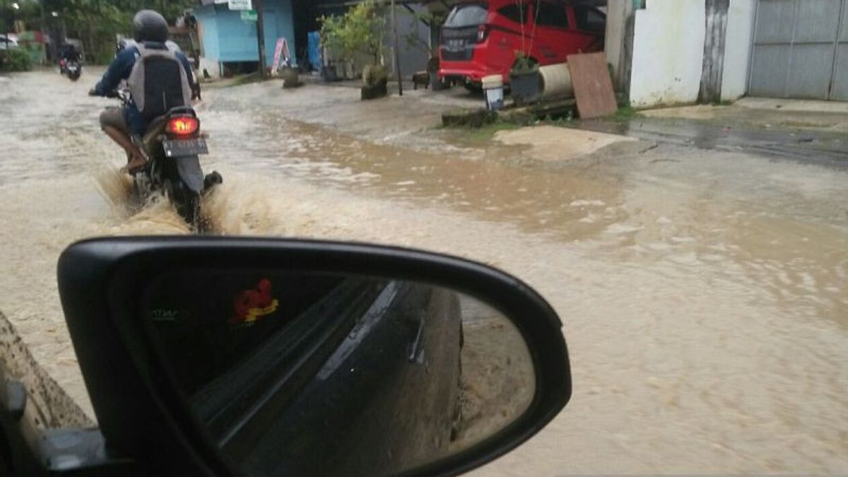 Rain And Strong Winds In Kupang City, Several Roads Are Inundated