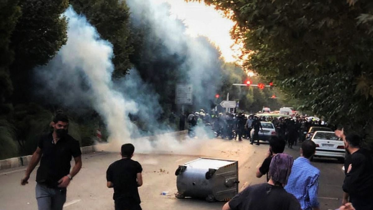 المشاركة في الاحتجاجات، إدانة مراهقين إيرانيين وشنقهما