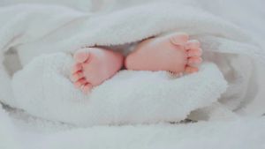 Une personne népalaise décroche son bébé dans la rivière Taiping