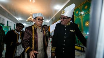 Dapat Gelar Adat Kesultanan Tidore, Menbud Singgung Film dan Ekonomi Budaya Maluku Utara