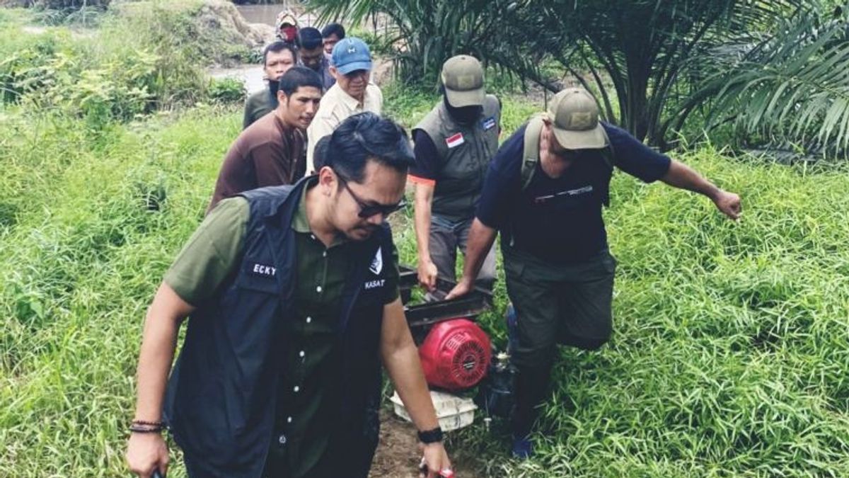La police de Bangka Ouest arrête 2 suspects de mines sauvages dans la plantation d’huile de palme