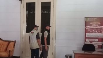파티 수데보 지구장의 집무실이 KPK에 압수 수색당하다.