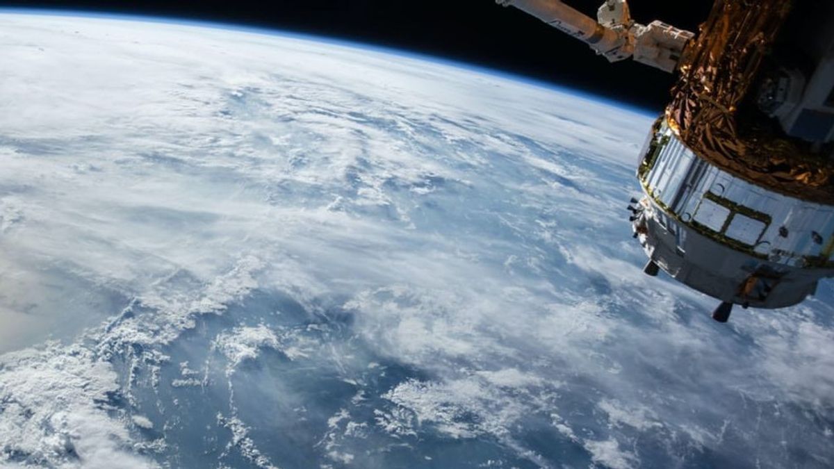 Berita Antariksa: Astronot NASA Tunjukkan Penampakan Matahari Tenggelam dari Stasiun Luar Angkasa