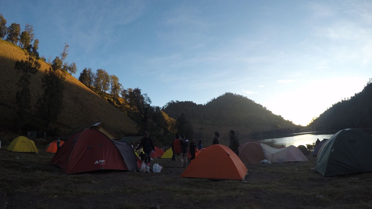 スメル山はまだレベルIIIです、人々はクレーターから5km離れたラジウスの活動をしないように求められます