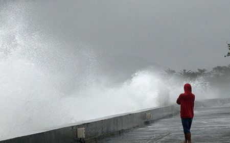 BMKG Peringatkan Gelombang Tinggi Hingga 6 Meter Akibat Siklon Tropis Taliah