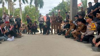 وولكوت سيدود جنبا إلى جنب مع المتظاهرين مطالبين رئيس الشرطة بإقالة رئيس الشرطة إلى مراقبة المقامرة في سينغكاوانغ