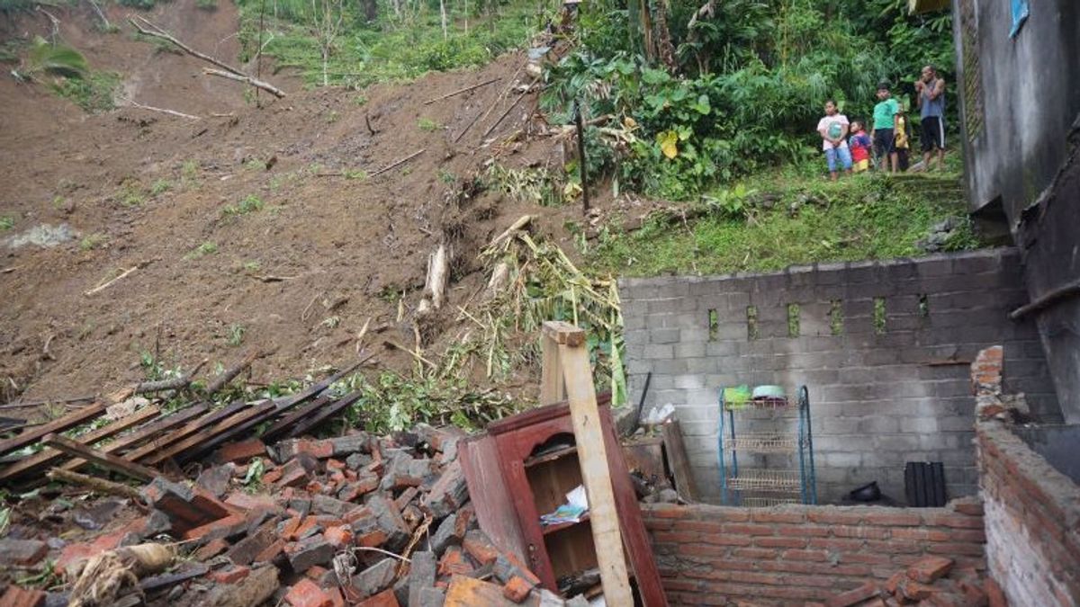 Hundreds Of Residents Diu Evacuating The Impact Of Land Land Land Land In Trenggalek