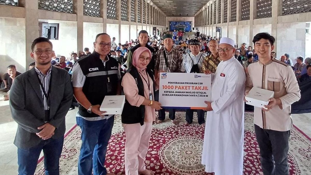 L’assurance BRI donne 1000 paquets de Takjil pour l’ouverture du jeûne à la mosquée d’Istiqlal