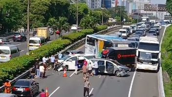 Concrete Collision On KM 0600 Jatinegara Inner Toll Road, Alphard Putih Was Heavily Damaged