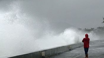 Méfiez-vous, une vague de 4 mètres de haut se heurte d’eau dans le pays le 30 janvier