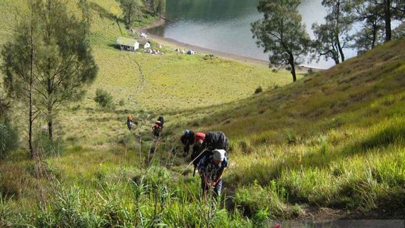 スメル山の登山は、活動の増加により11月30日から閉鎖されました