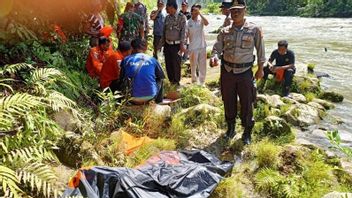 汽车受害者进入峡谷 在北苏门答腊的Pakpak Bharat在亚齐的Subulussalam瀑布中发现