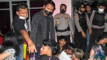 Lagi Asyik Teler Miras Oplosan di 'Markas,' 9 Anggota Geng Motor di Cirebon Tak Berkutik Saat Digerebek Polisi