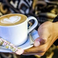 在他的城市纪伯伦·佐科维（Gibran Jokowi），乘火车旅行的旅行者可以在The Race Coffee Station喝咖啡时闲逛
