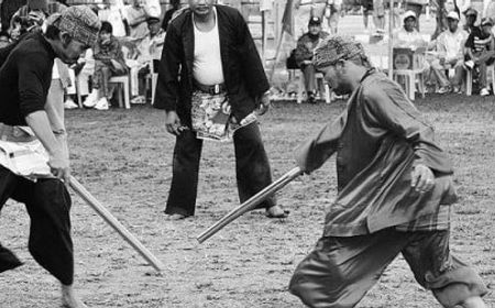 Tradisi Ujungan: Ritual Panggil Hujan Orang Betawi Tempo Dulu