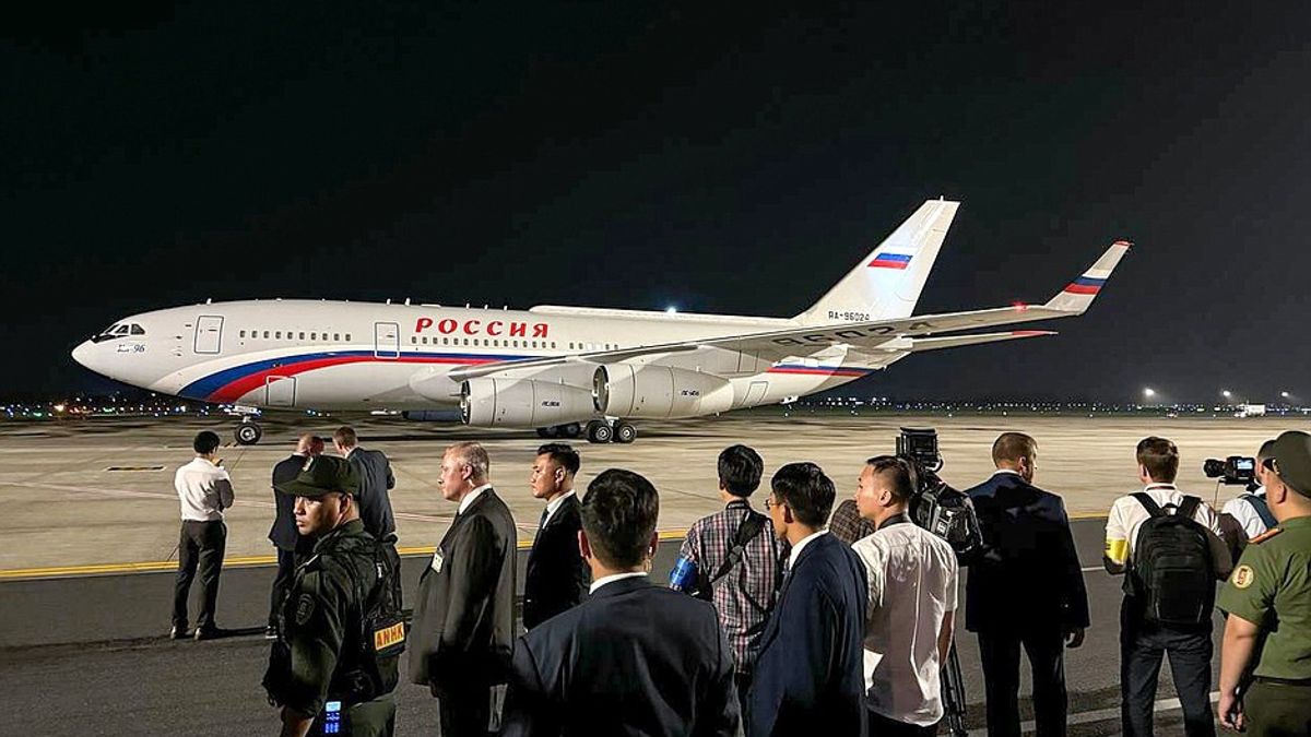 En arrivant à Hanoi après une visite en Corée du Nord, le président Poutine a déclaré que l’amitié entre la Russie et le Vietnam était à la vague du temps