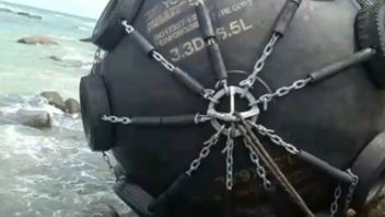インドネシア空軍ケプリビーチで立ち往生した謎のブラックボール「横浜50KPa」:送られている、私たちはそれがフェンダーだと思う
