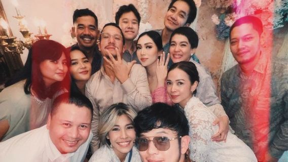 Angga Puradiredjaが正式にDewi Andariniにプロポーズ、ネチズン:Keren Bisa Undang Maliq & D'Essentials