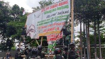 FPI Accuses Jokowi Of Ordering TNI To Remove Rizieq Shihab's Billboards