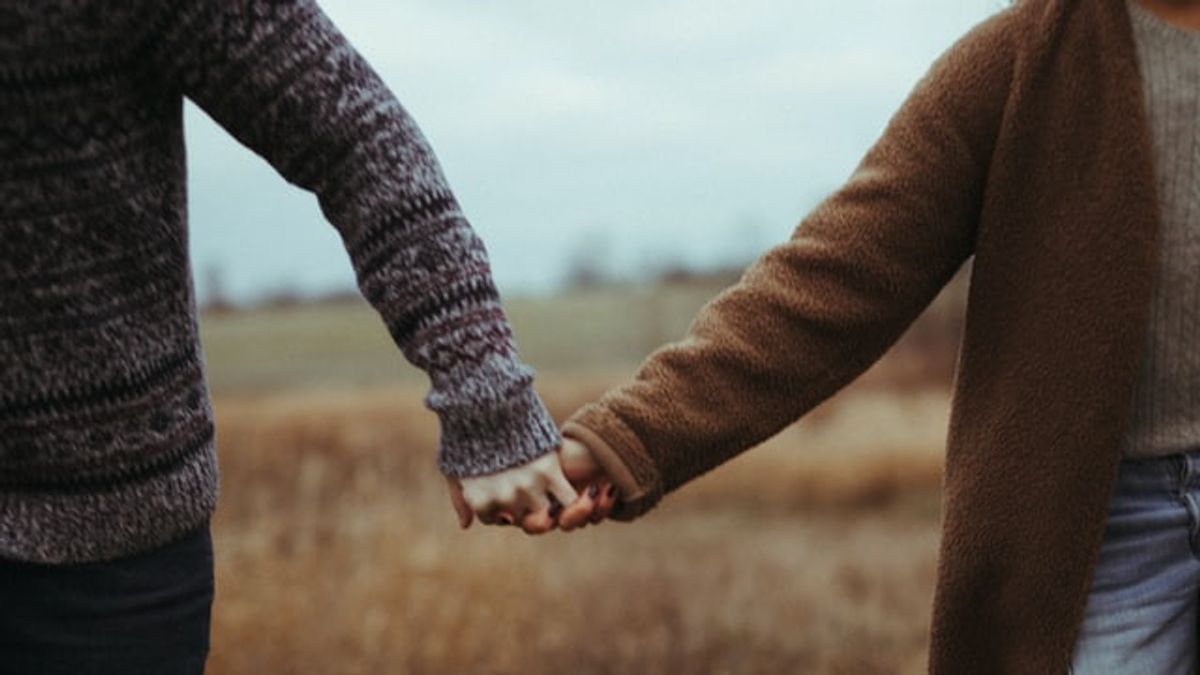 Bergandengan Tangan dengan Pasangan Dapat Menurunkan Stres, Cek Faktanya