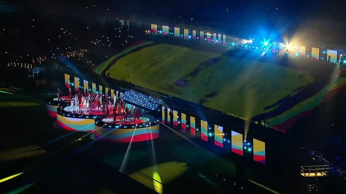 U-17ワールドカップ2023の開幕戦、ジョコ・ウィドド会長が出席し、ウィカ・サリムを楽しませて花火アクションへ