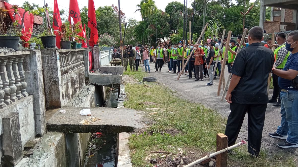  Eksekusi Rumah Berbendera PDIP di Medan Ricuh, Petugas Dilempar Kotoran Manusia, Ada yang Teriak Tolong Pak Bobby