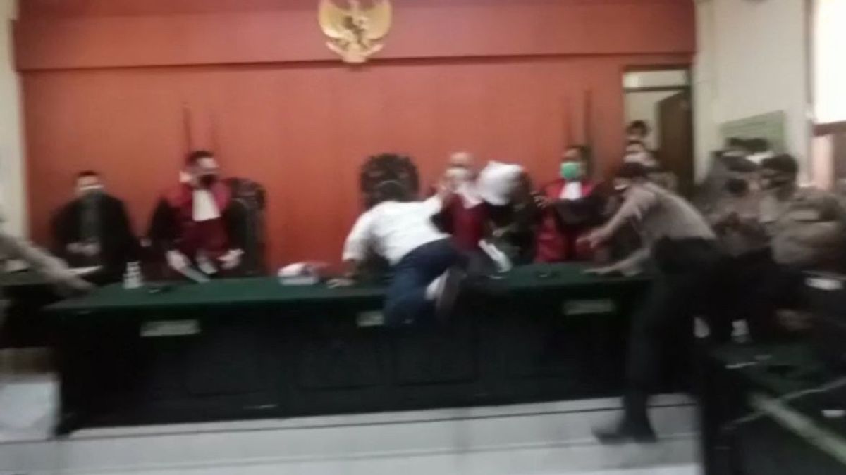 警察はバニュワンギ地方裁判所判事を攻撃したとして反マスク活動家を逮捕した