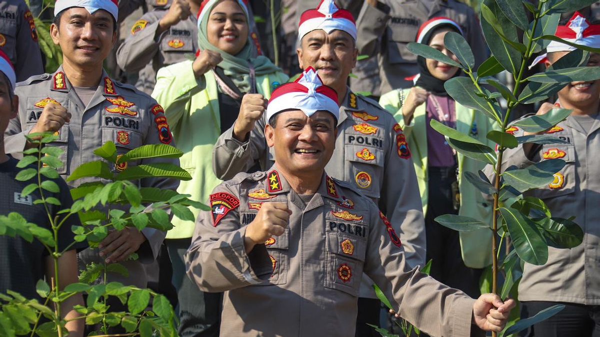 Antisipasi Dampak Buruk Cuaca Ekstrem, Polda Jateng Tanam Ribuan Pohon di Kawasan Penyangga Air Gunungpati Semarang